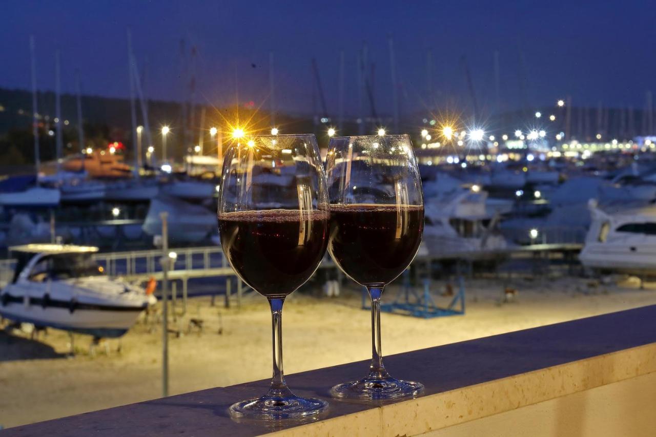 Luxury Apartments Monika Near The Sea With Private Parking ビビニェ エクステリア 写真
