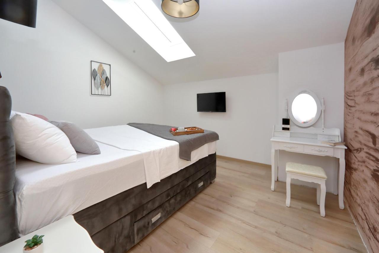 Luxury Apartments Monika Near The Sea With Private Parking ビビニェ エクステリア 写真