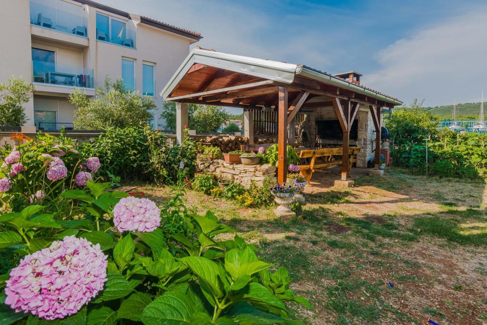 Luxury Apartments Monika Near The Sea With Private Parking ビビニェ エクステリア 写真